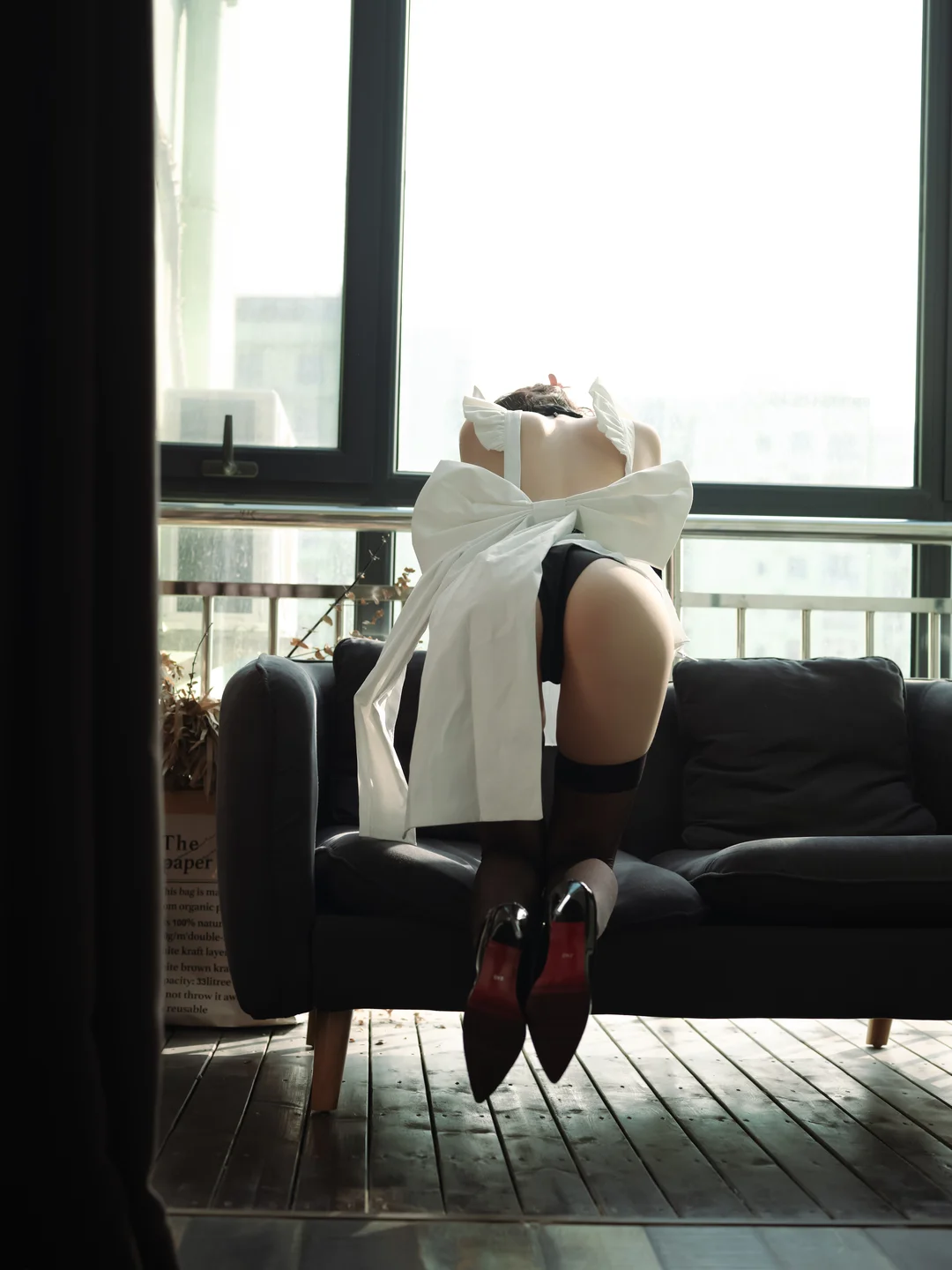 一米八的大梨子 - 吊带袜女仆 [13P-41MB] tg@simisebaisi 【丝足阁】010.webp